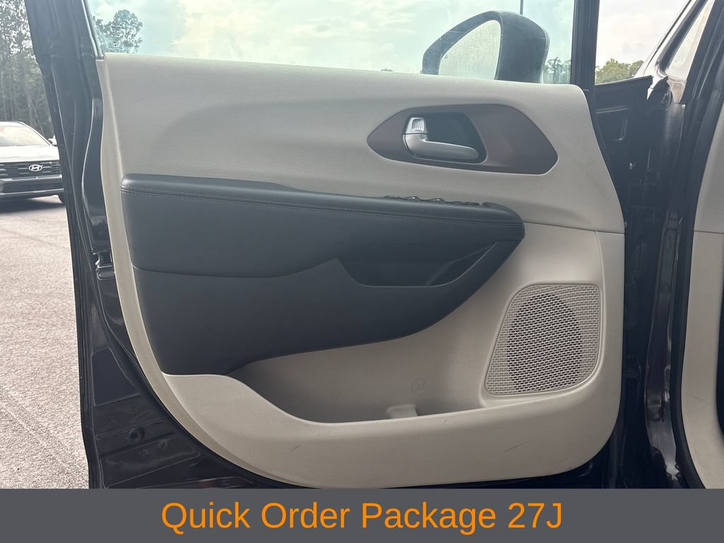 Used 2017 Chrysler Pacifica Touring-L Plus w/ Advanced Safetytec Group FWD image 3