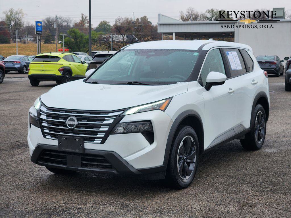 Used 2024 Nissan Rogue SV image 3