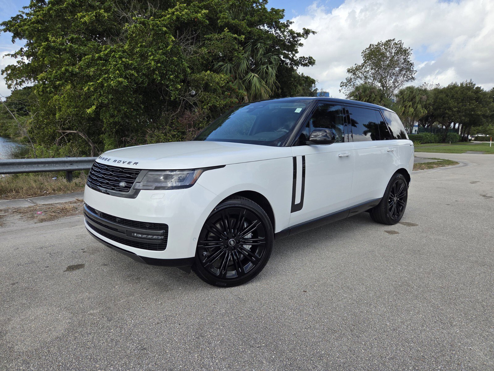 New 2025 Land Rover Range Rover Long Wheelbase SE
