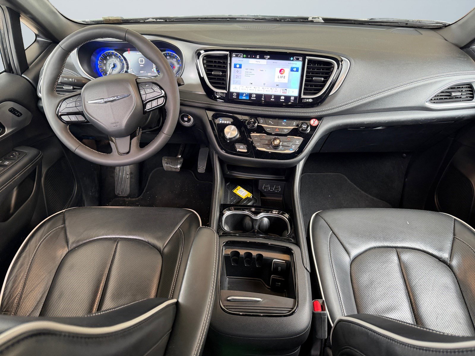 Used 2025 Chrysler Pacifica Limited image 12