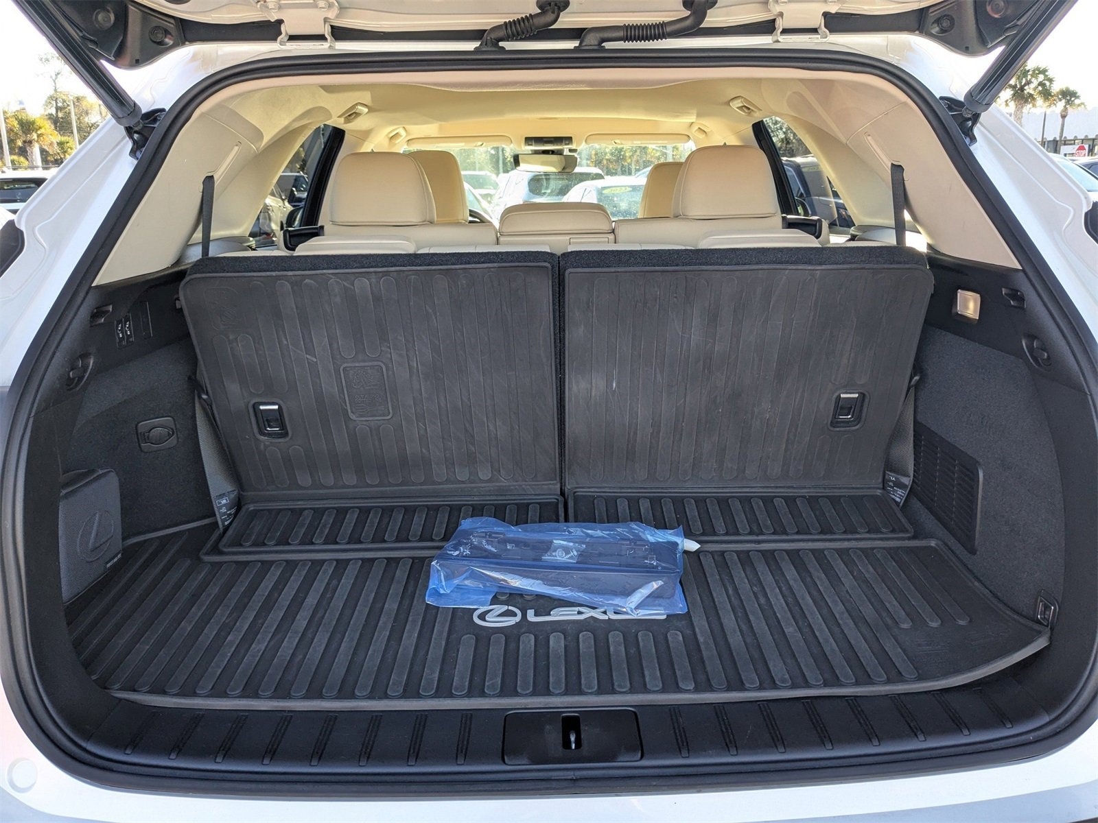 Used 2022 Lexus RX 350L Premium w/ Premium Package image 13