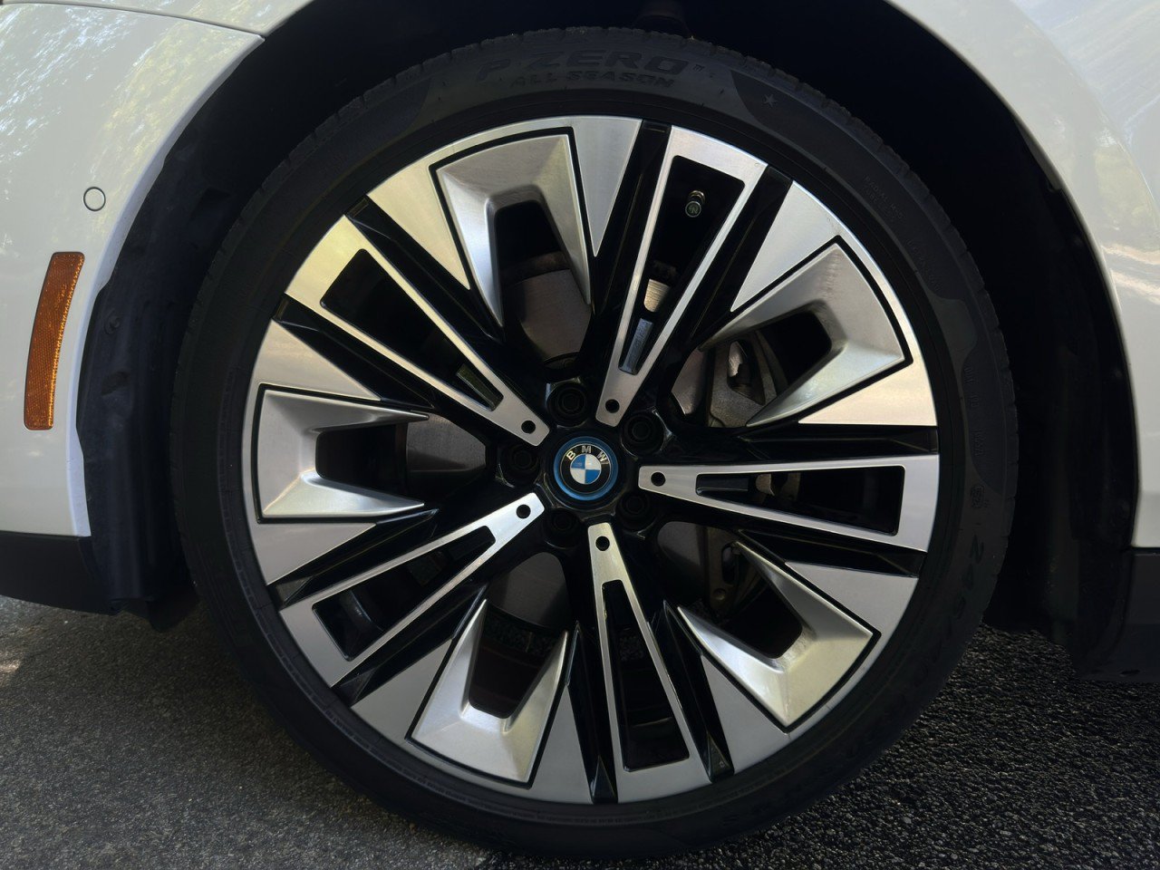 Used 2024 BMW i5 eDrive40i w/ M Sport Package RWD image 28