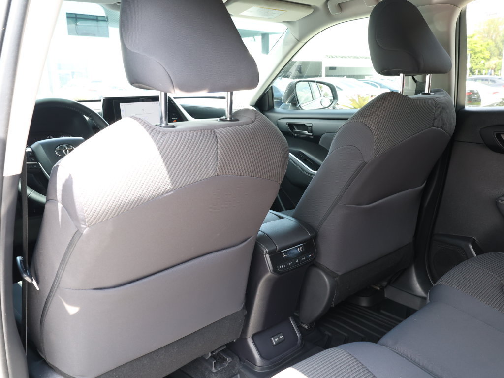 Used 2024 Toyota Highlander LE FWD image 17