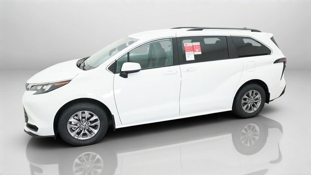 New 2026 Toyota Sienna LE FWD image 5