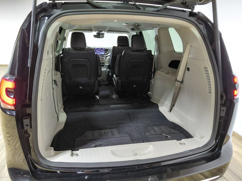 Certified 2024 Chrysler Pacifica Limited FWD image 45