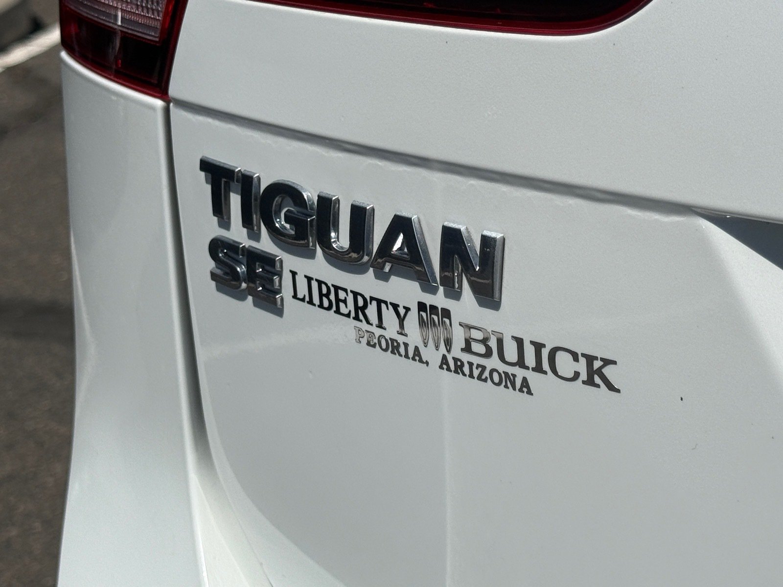 Used 2021 Volkswagen Tiguan SE w/ Panoramic Sunroof Package FWD image 29