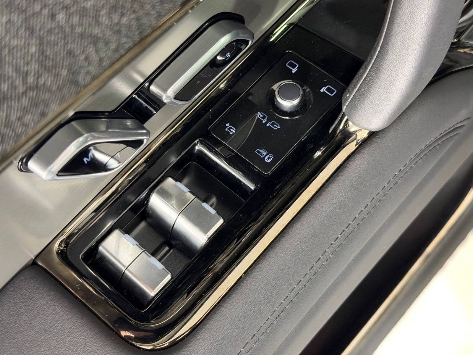 Certified 2025 Land Rover Range Rover Sport SE image 24