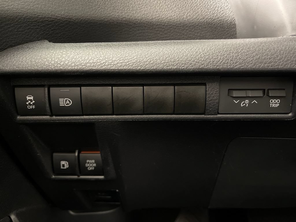 Certified 2025 Toyota Sienna XLE FWD image 28