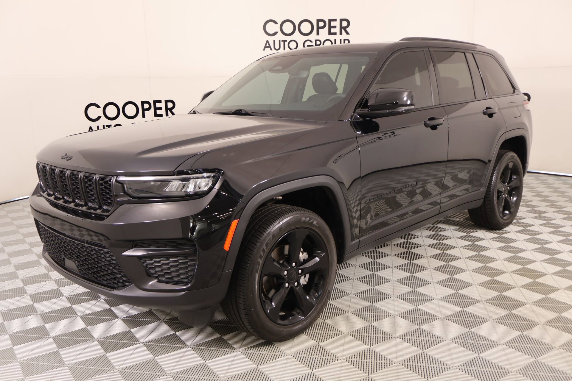 Used 2024 Jeep Grand Cherokee Altitude RWD image 10