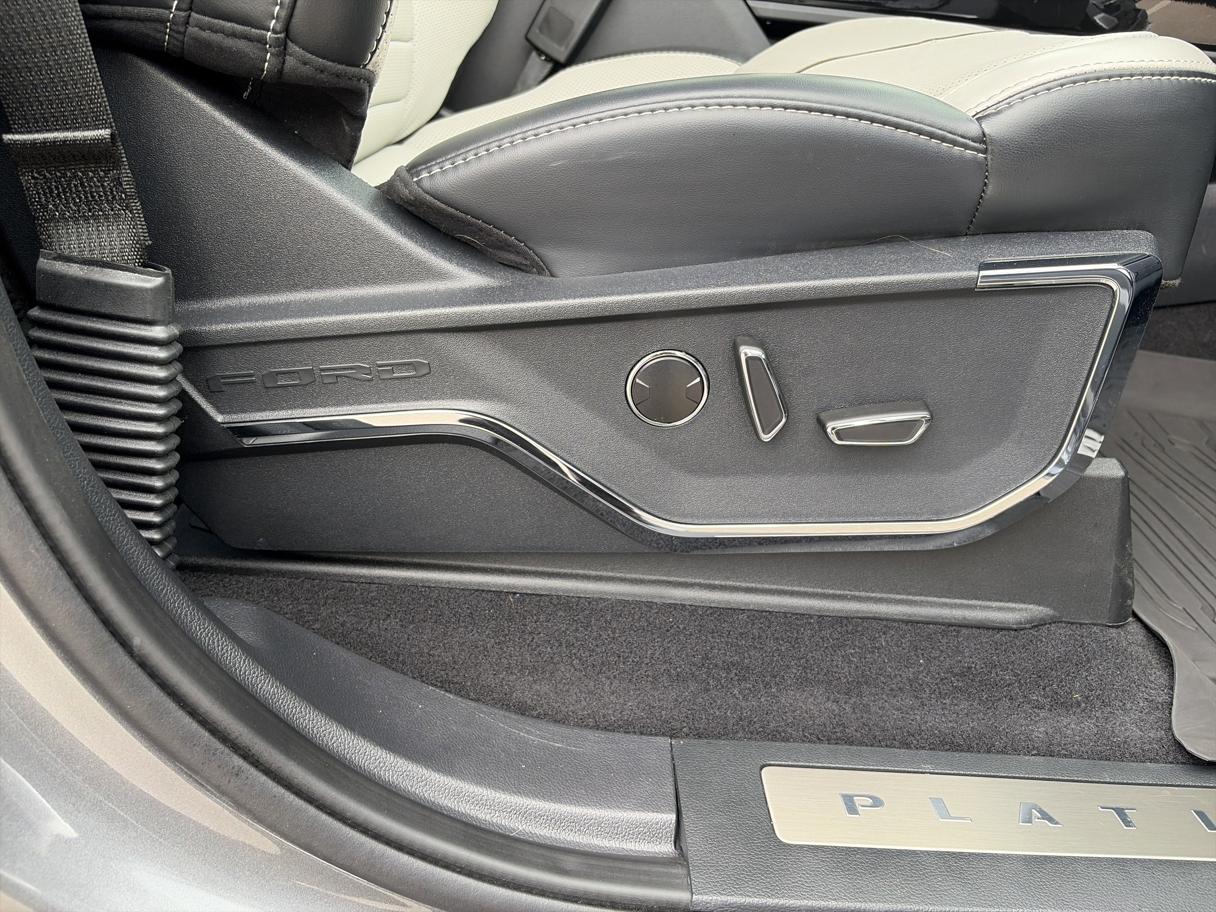 Used 2023 Ford F150 Lightning Platinum AWD/4WD image 32