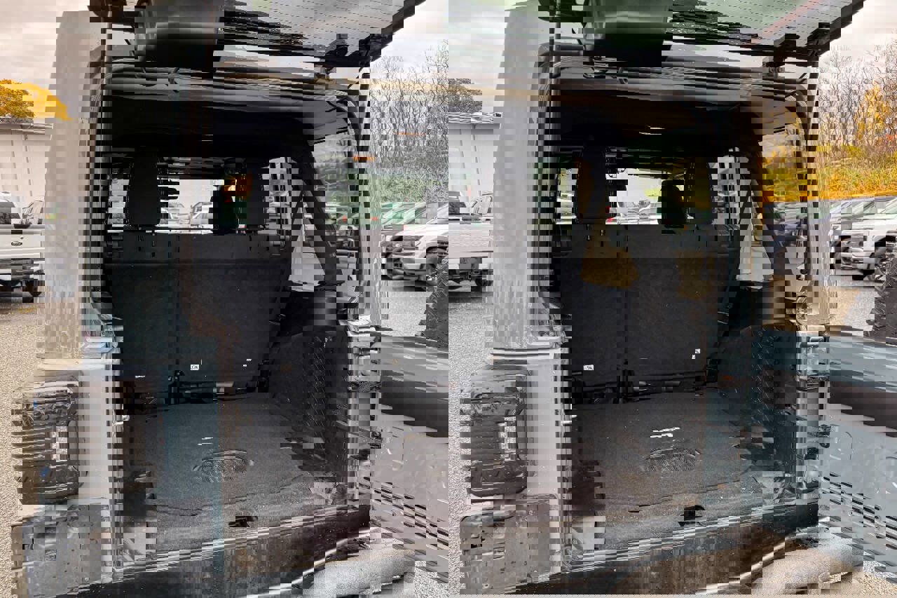 Used 2015 Jeep Wrangler Unlimited Sahara w/ Connectivity Group image 8