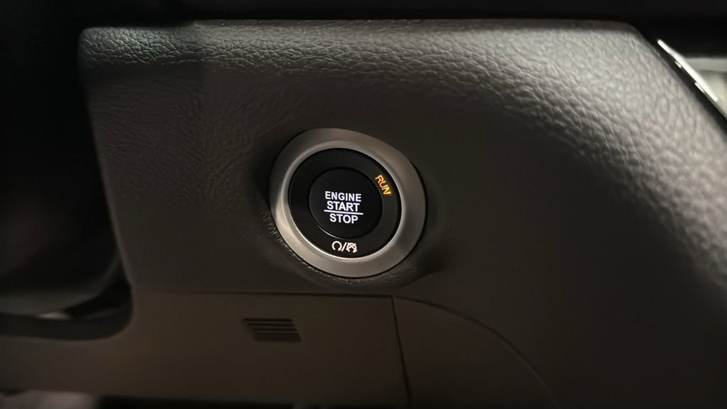 Used 2023 Chrysler Pacifica Limited w/ Uconnect Theater Family Group FWD image 32