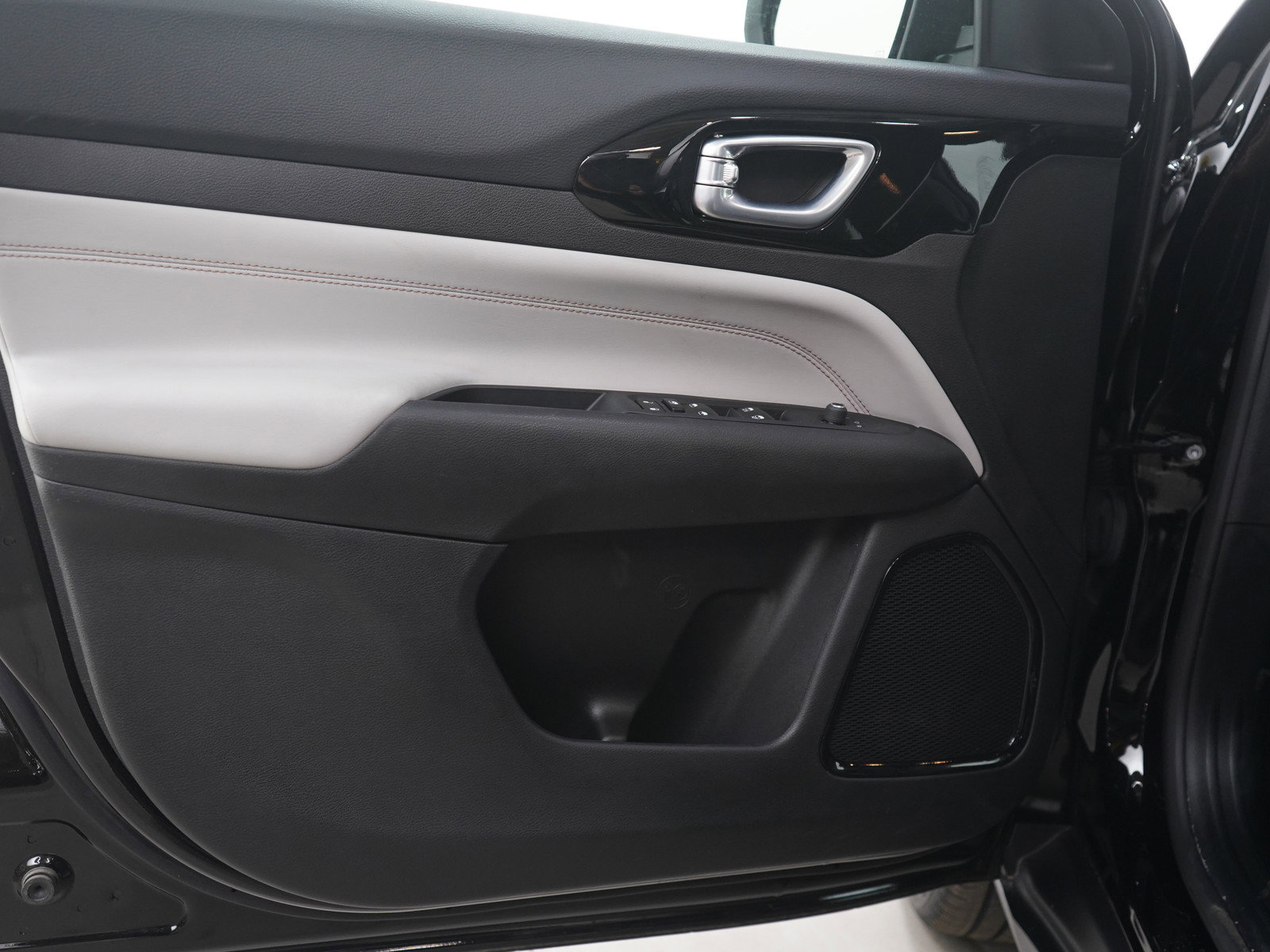 Used 2024 Jeep Compass Limited image 18