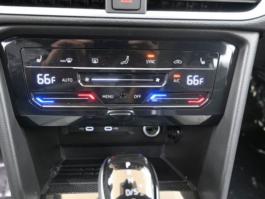 New 2025 Volkswagen Taos SE image 29