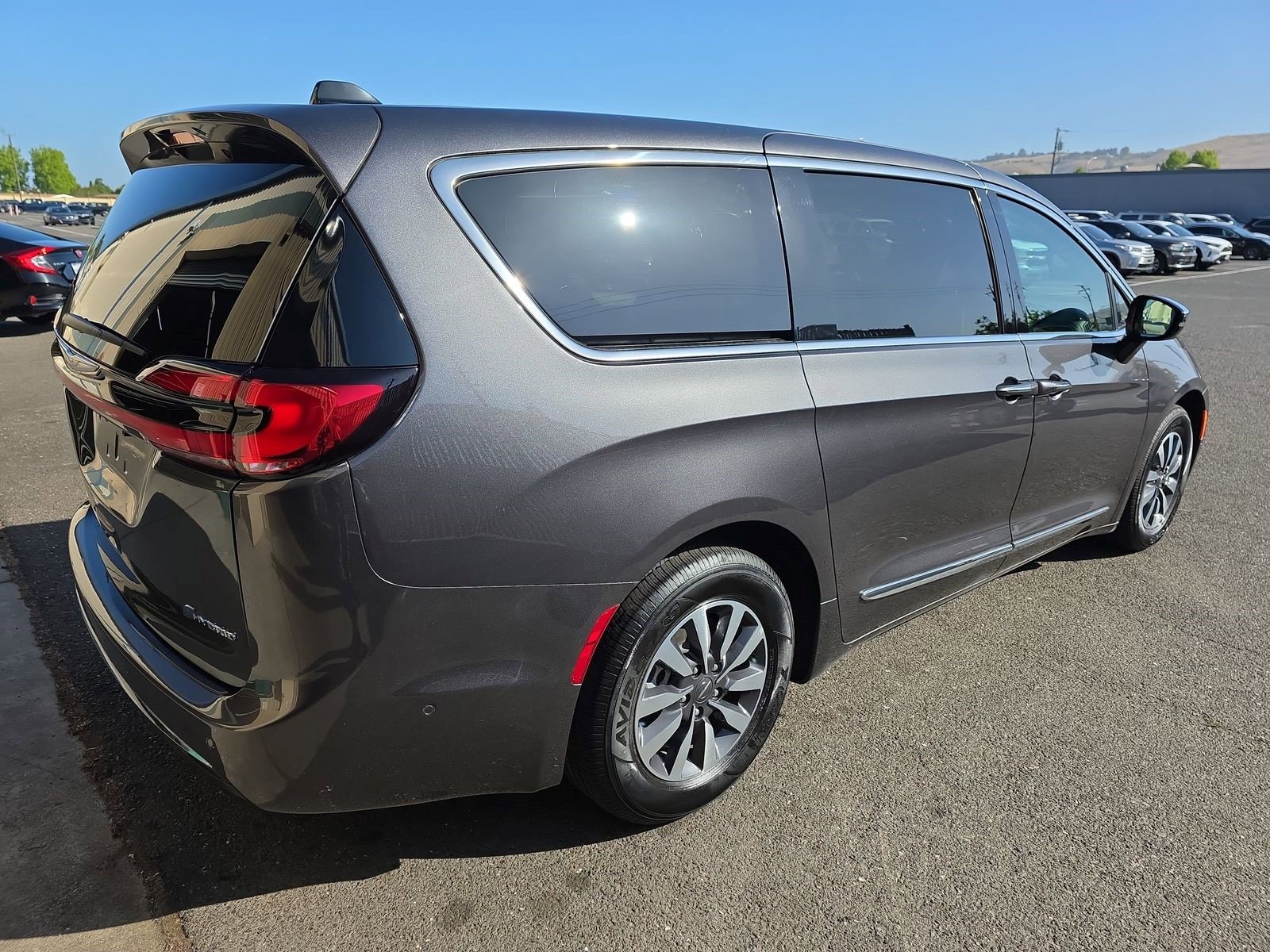 Used 2023 Chrysler Pacifica Limited w/ Uconnect Theater Family Group FWD image 4