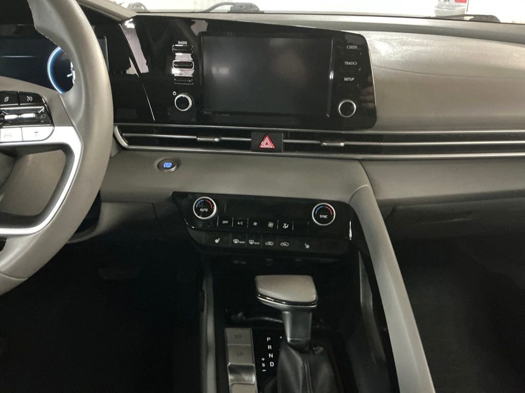 Used 2021 Hyundai Elantra SEL w/ Convenience + Premium Package image 18