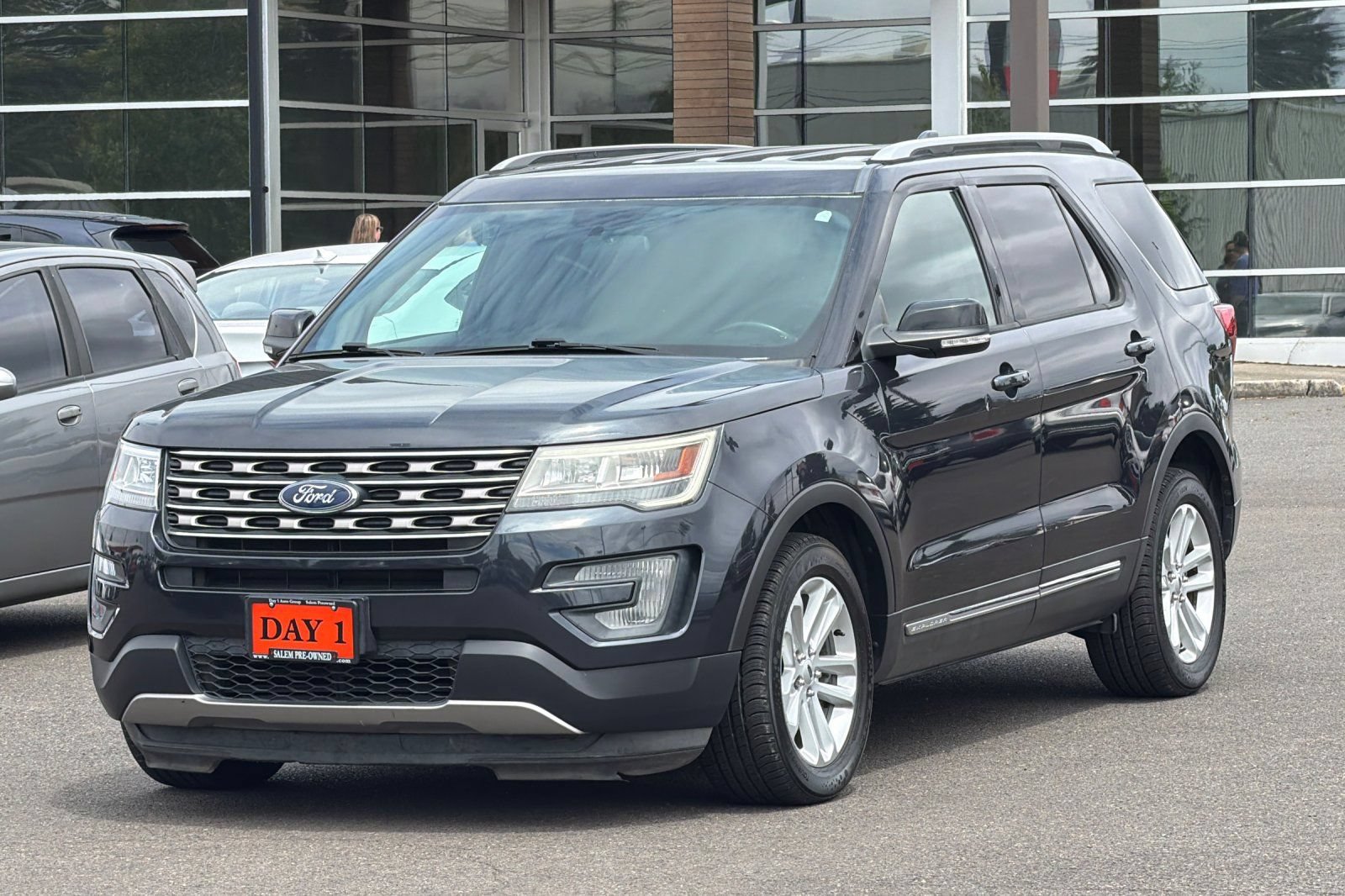 Used 2017 Ford Explorer XLT FWD image 10