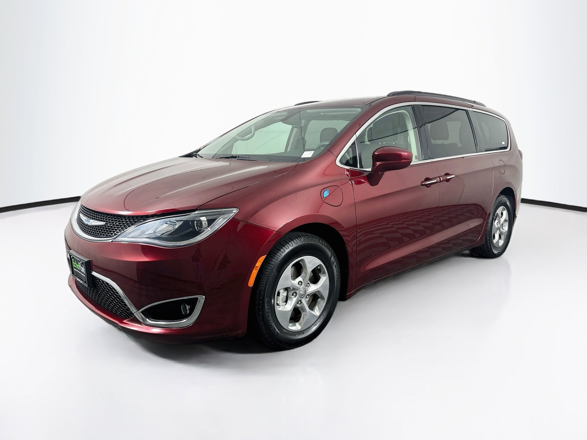 Used 2020 Chrysler Pacifica Touring FWD image 3