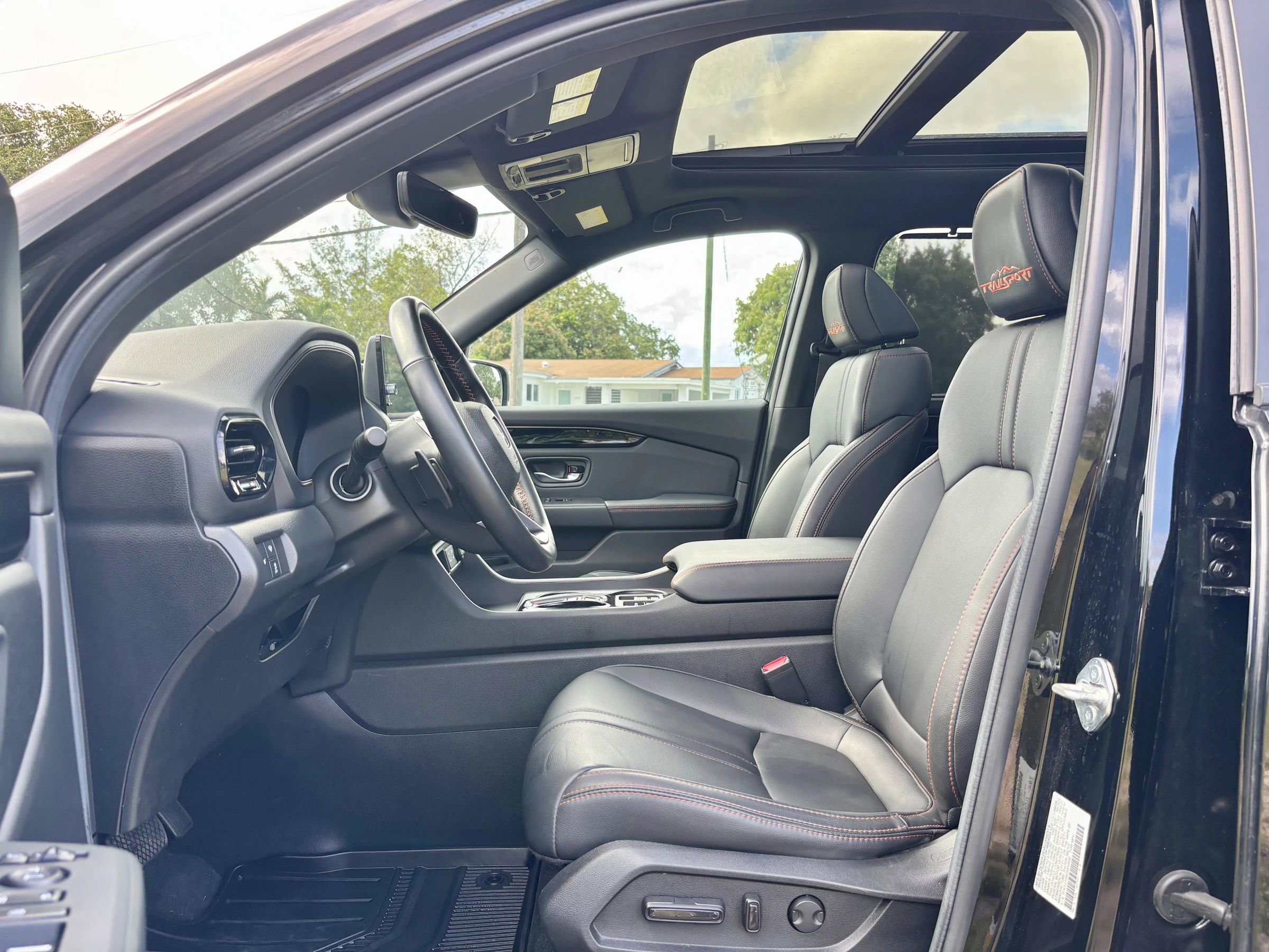 Used 2025 Honda Pilot TrailSport image 7