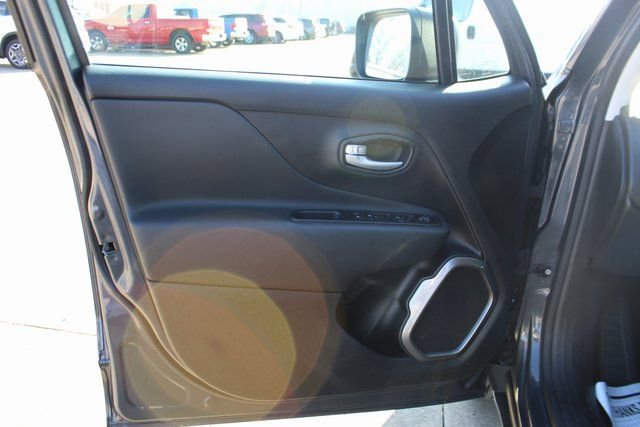 Used 2023 Jeep Renegade Latitude image 8