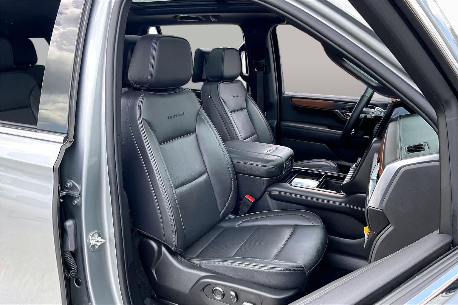 Used 2025 GMC Yukon XL Denali w/ Denali Reserve Package RWD image 9