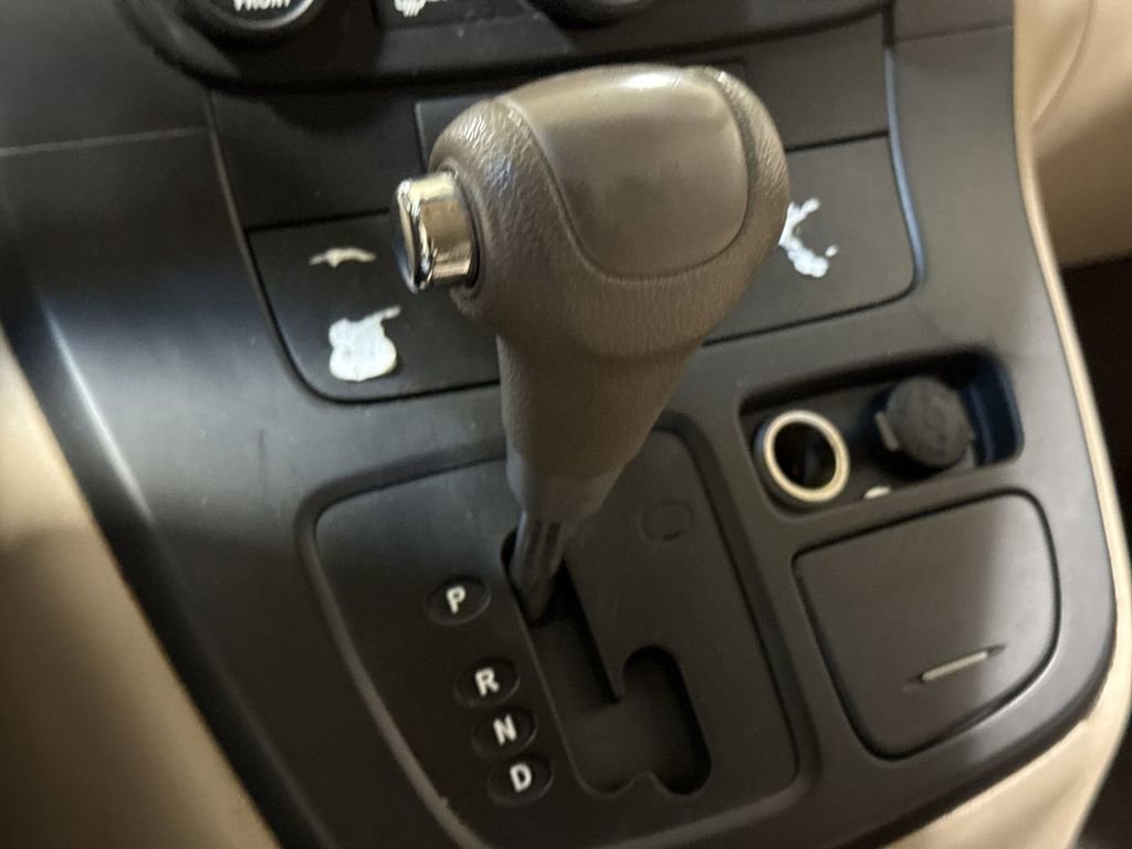 Used 2010 Kia Sedona LX image 16