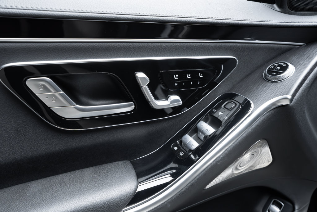 Used 2022 Mercedes-Benz S 500 4MATIC w/ AMG Line Package image 22