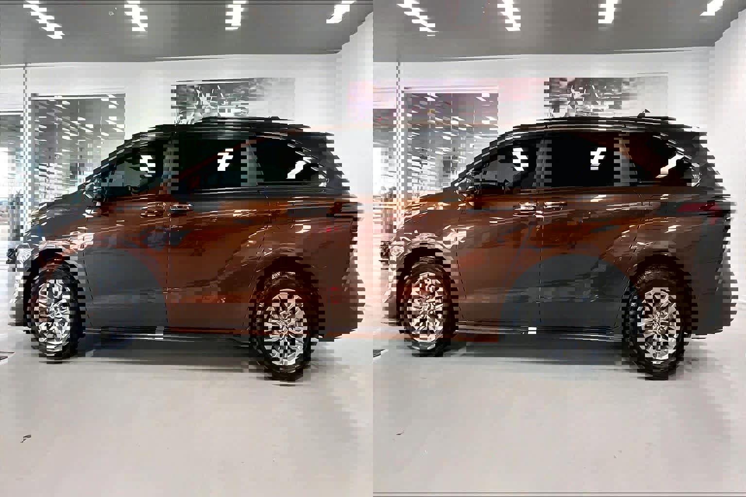 Used 2022 Toyota Sienna XLE image 3