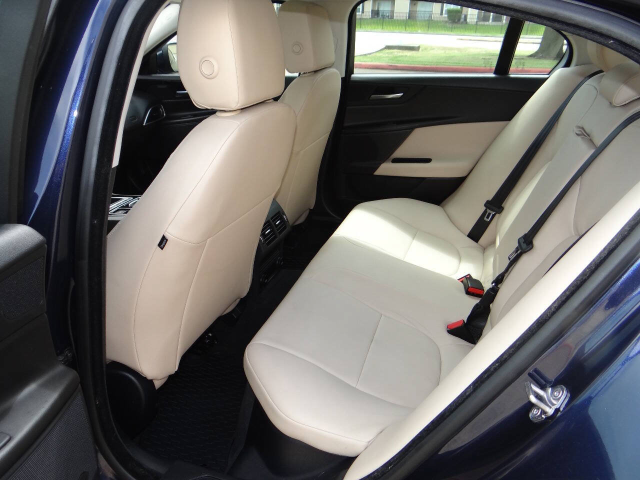 Used 2018 Jaguar XE Premium AWD/4WD image 17