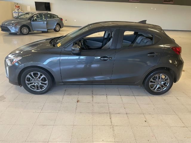 Used 2020 Toyota Yaris XLE image 11