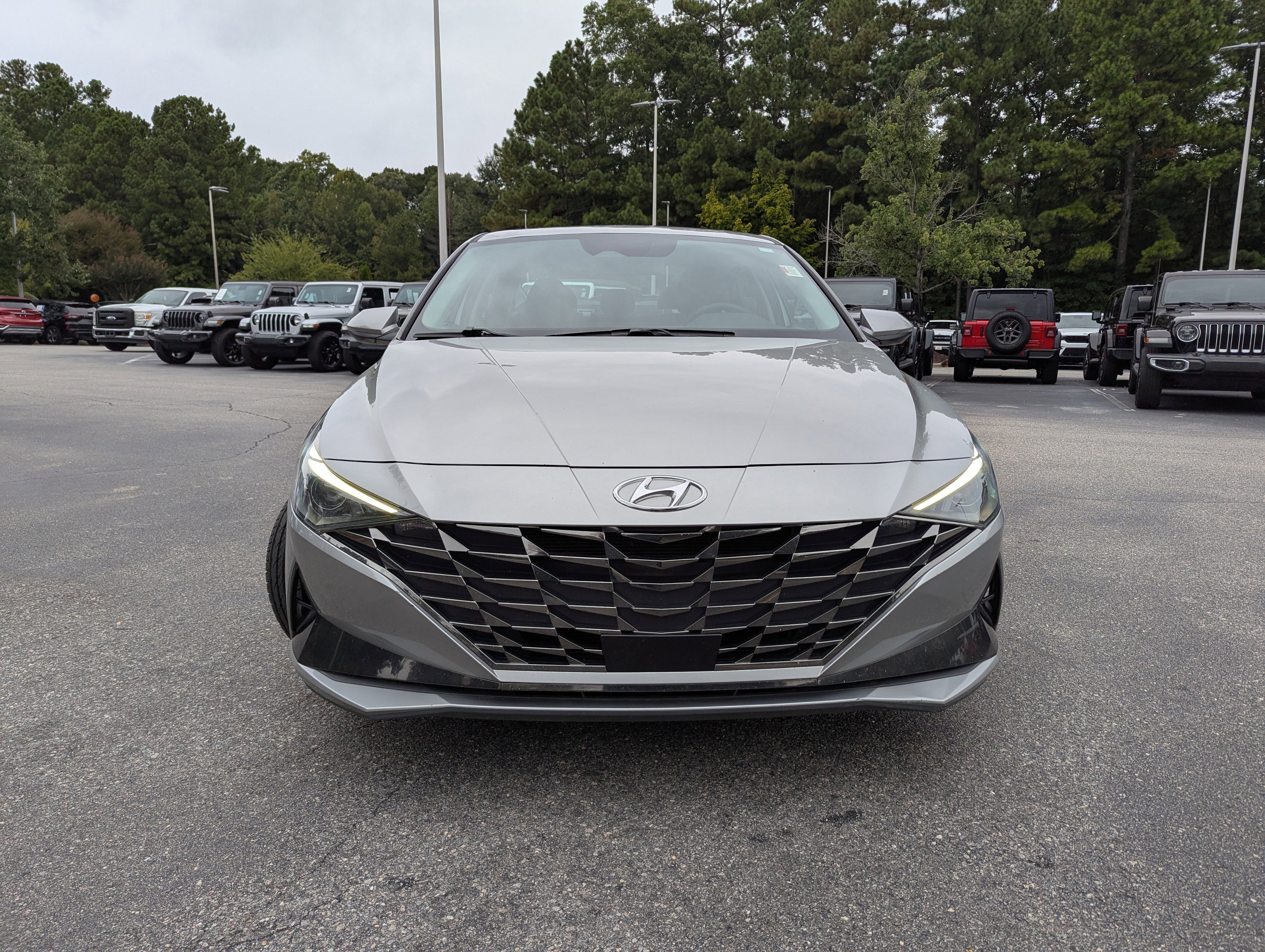 Used 2021 Hyundai Elantra SEL w/ Convenience + Premium Package image 2