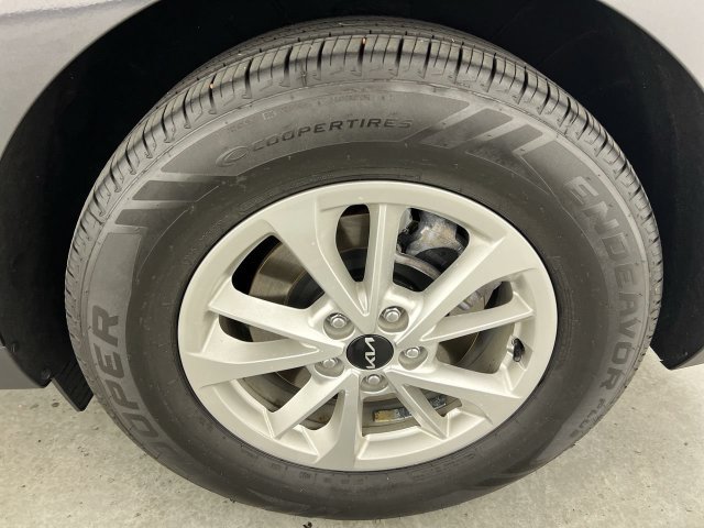 Used 2023 Kia Carnival LX FWD image 32