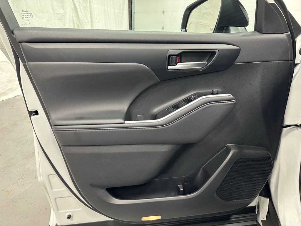 Used 2025 Toyota Highlander XSE image 8