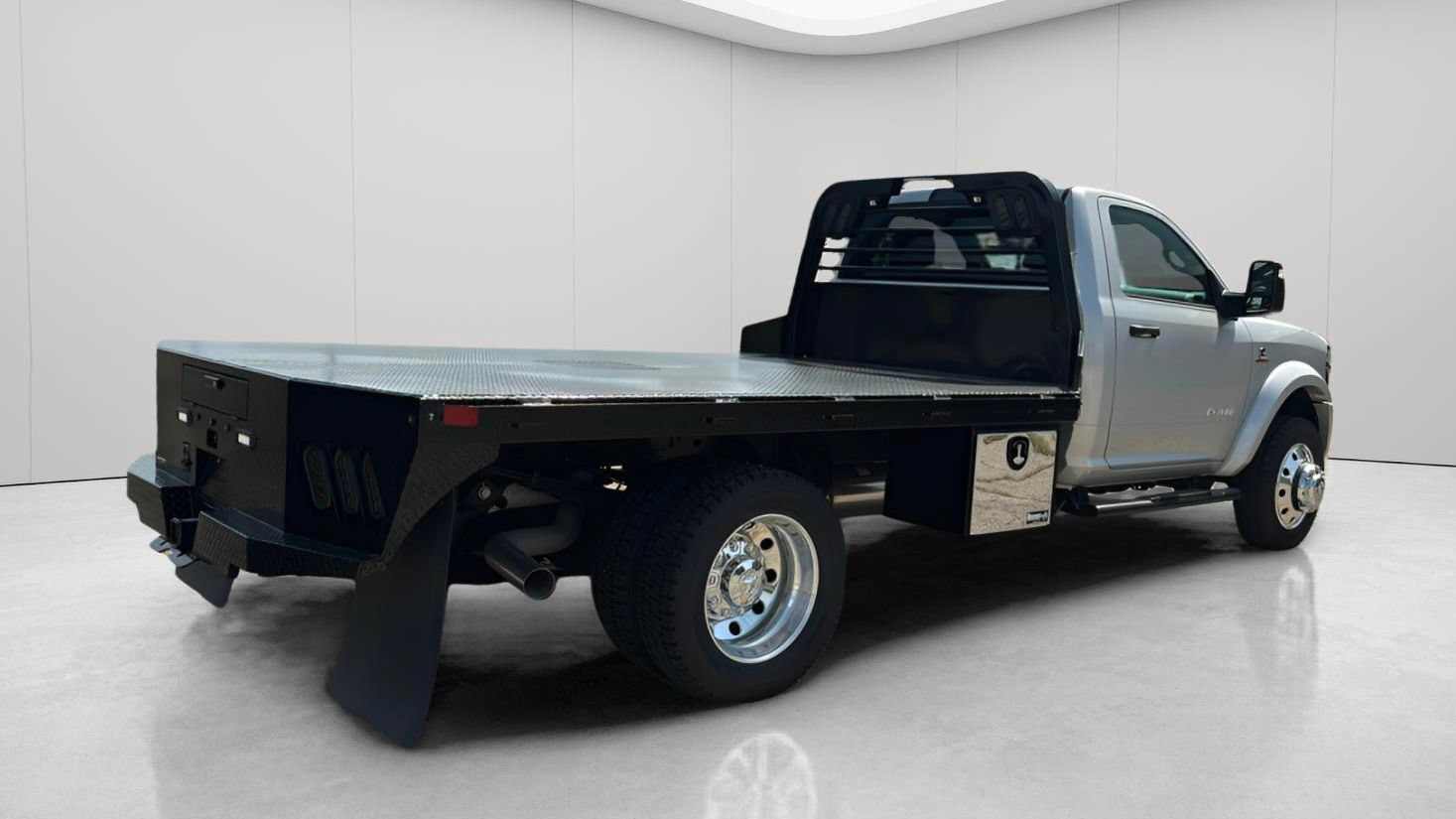 New 2026 RAM 5500 4x4 Regular Cab image 4
