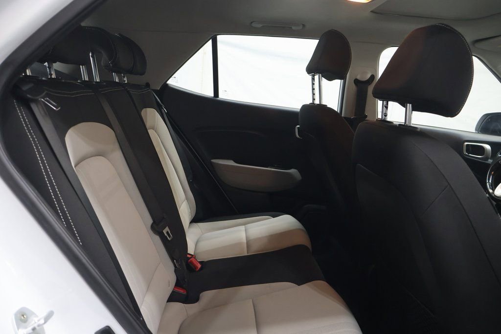 Used 2022 Hyundai Venue SEL FWD image 13
