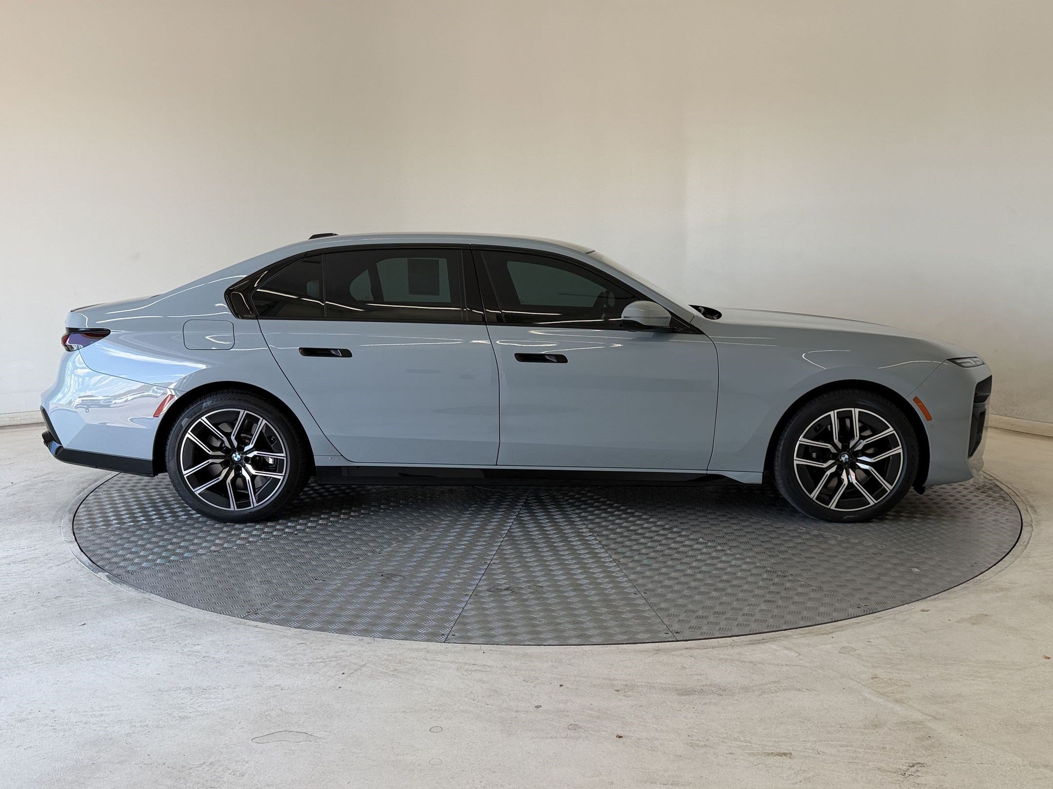 Certified 2023 BMW 760i xDrive AWD/4WD image 8