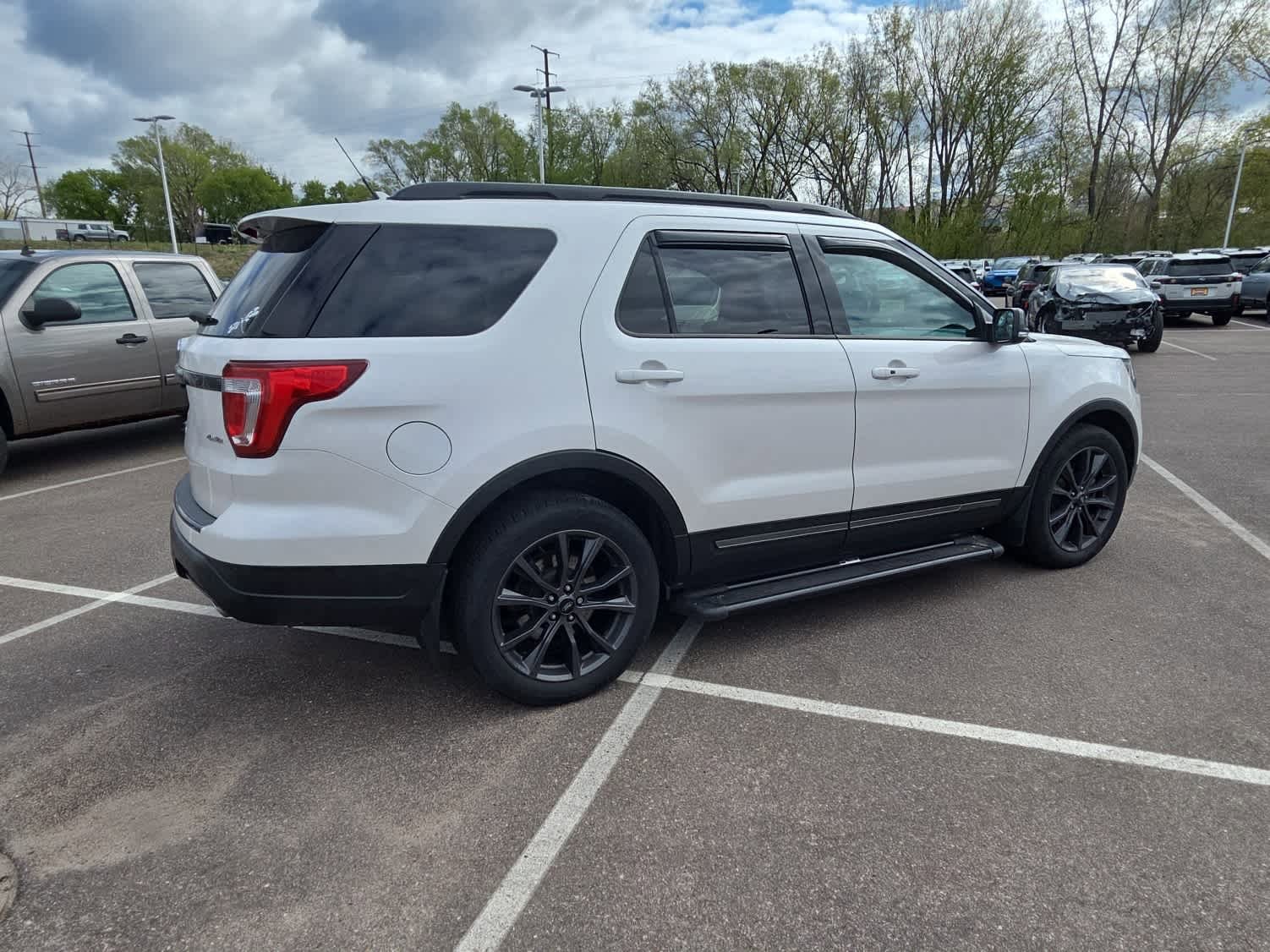 Used 2018 Ford Explorer XLT w/ Equipment Group 202A AWD/4WD image 3