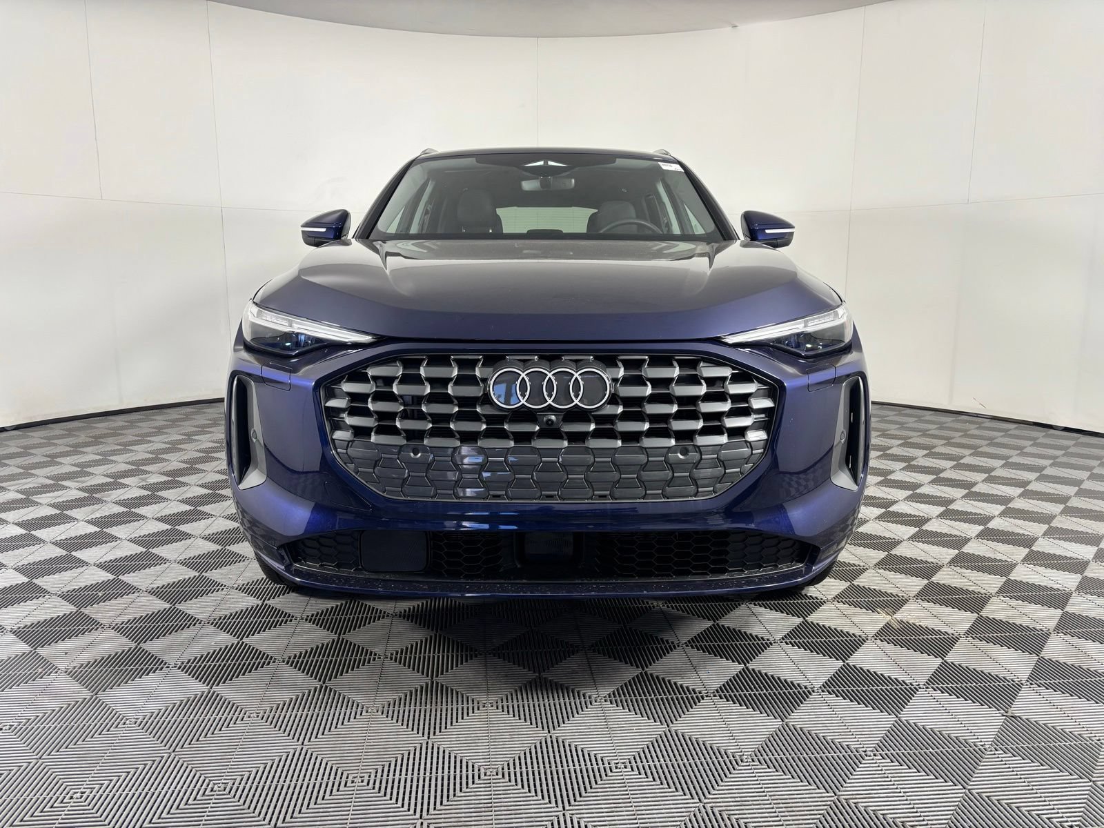 Used 2025 Audi Q5 Premium Plus w/ Premium Plus AWD/4WD image 3