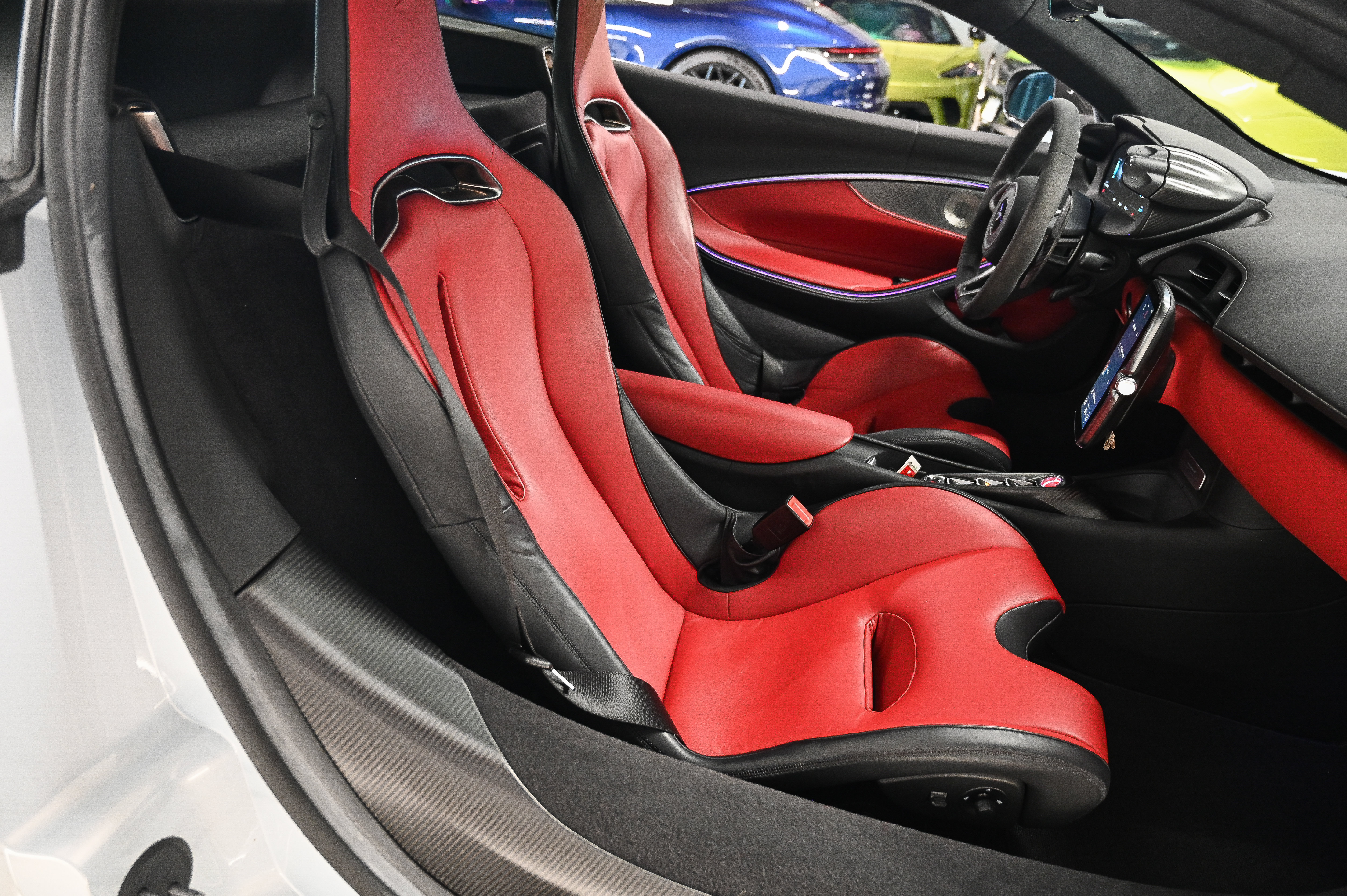 Used 2023 McLaren Artura RWD image 28