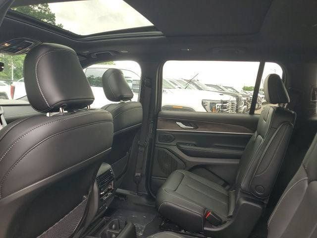 New 2026 Jeep Grand Cherokee L Limited w/ Limited Altitude Package AWD/4WD image 10