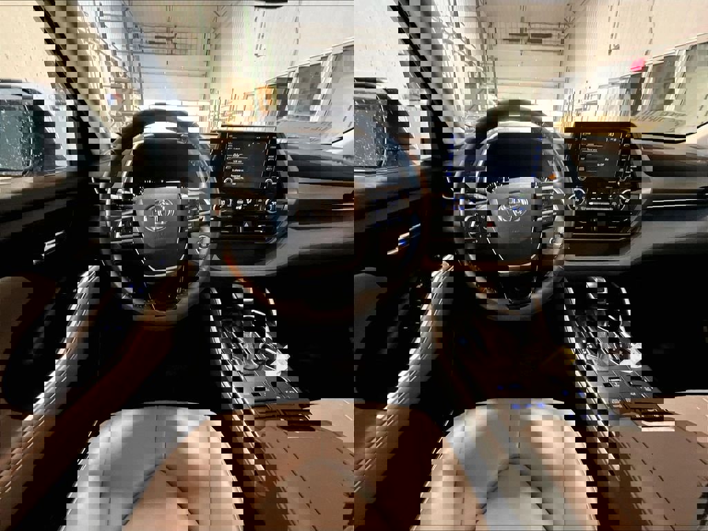 Used 2021 Toyota Highlander XLE image 18