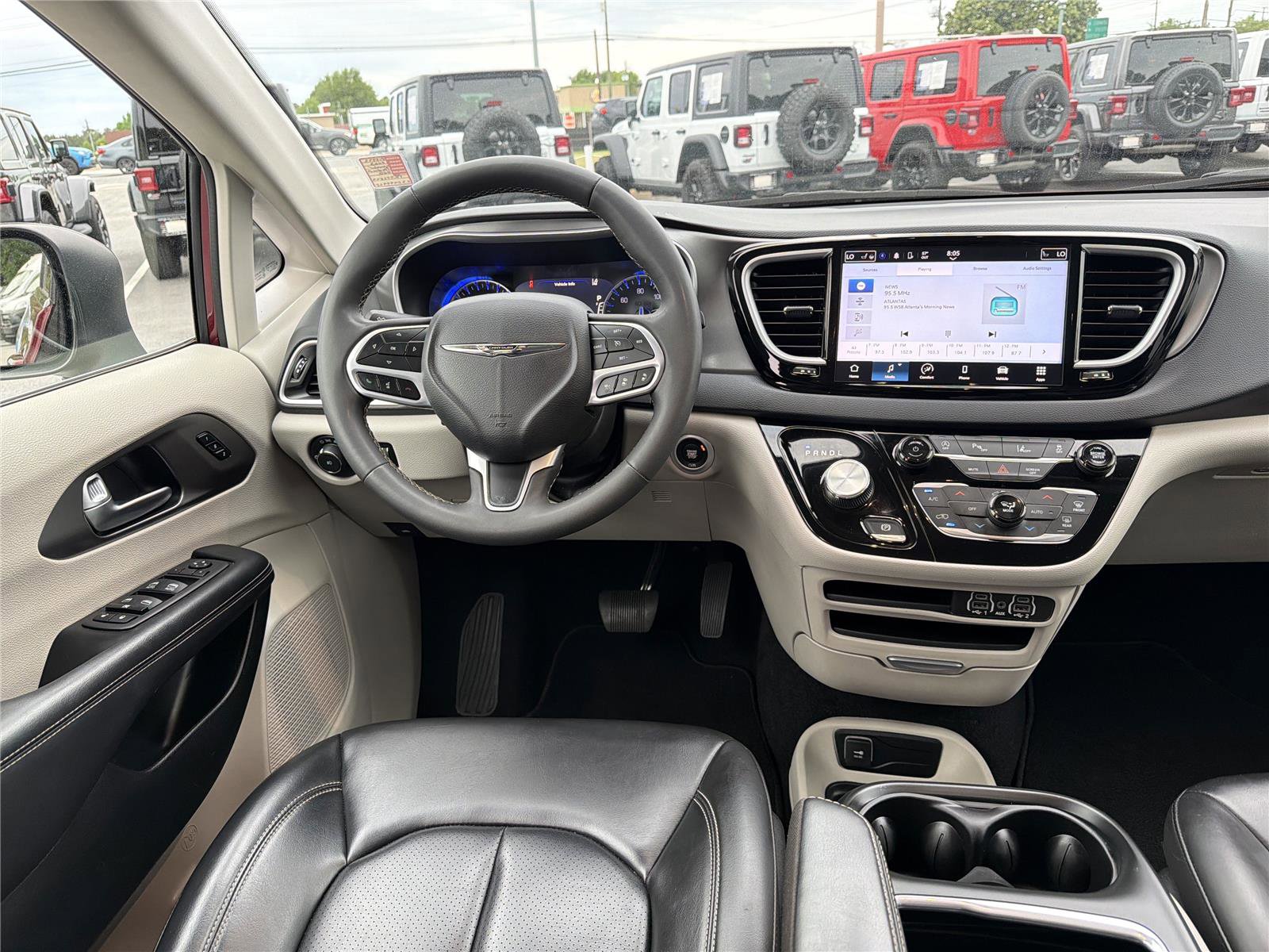 Used 2023 Chrysler Pacifica Touring-L FWD image 23