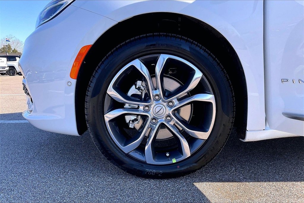 New 2026 Chrysler Pacifica Pinnacle image 12