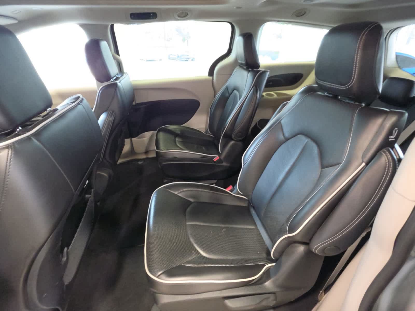 Used 2023 Chrysler Pacifica Limited FWD image 35