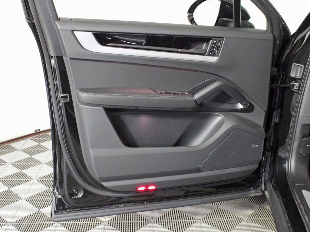 Certified 2025 Porsche Cayenne Coupe image 14