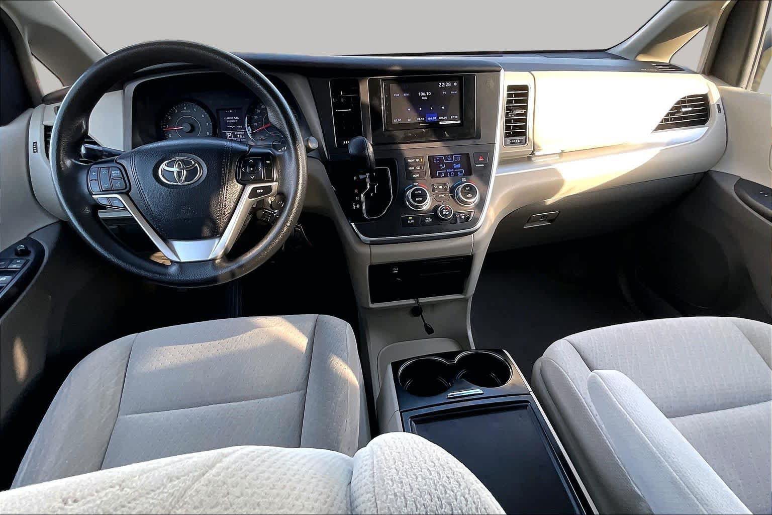 Used 2015 Toyota Sienna LE FWD image 15