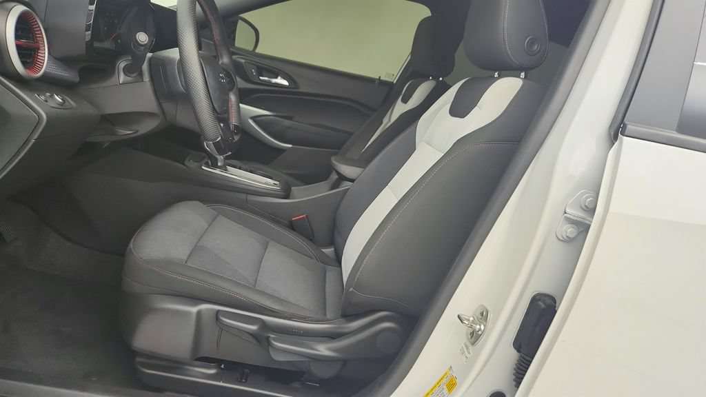 Certified 2024 Chevrolet Trax RS FWD image 14