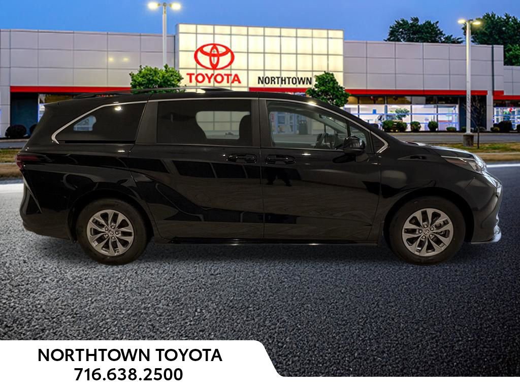 Used 2025 Toyota Sienna LE w/ LE Plus Package image 11