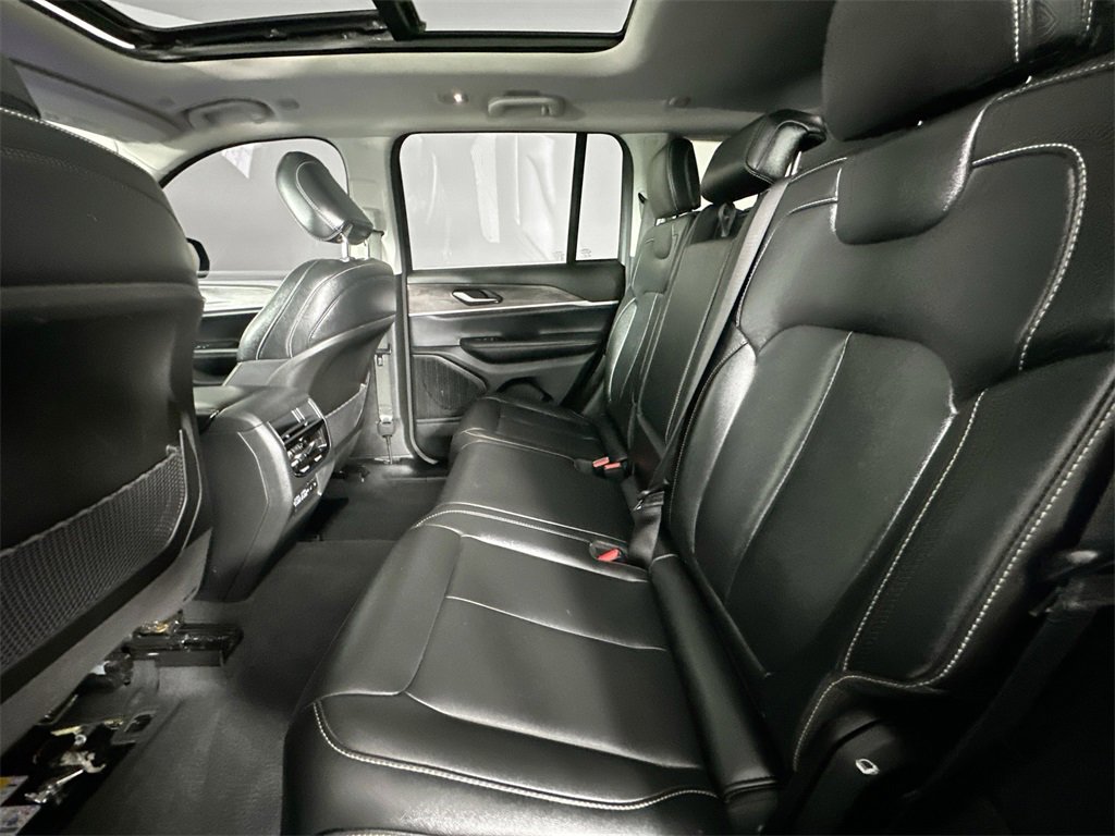 Used 2024 Jeep Grand Cherokee Limited w/ Black Appearance Package image 24