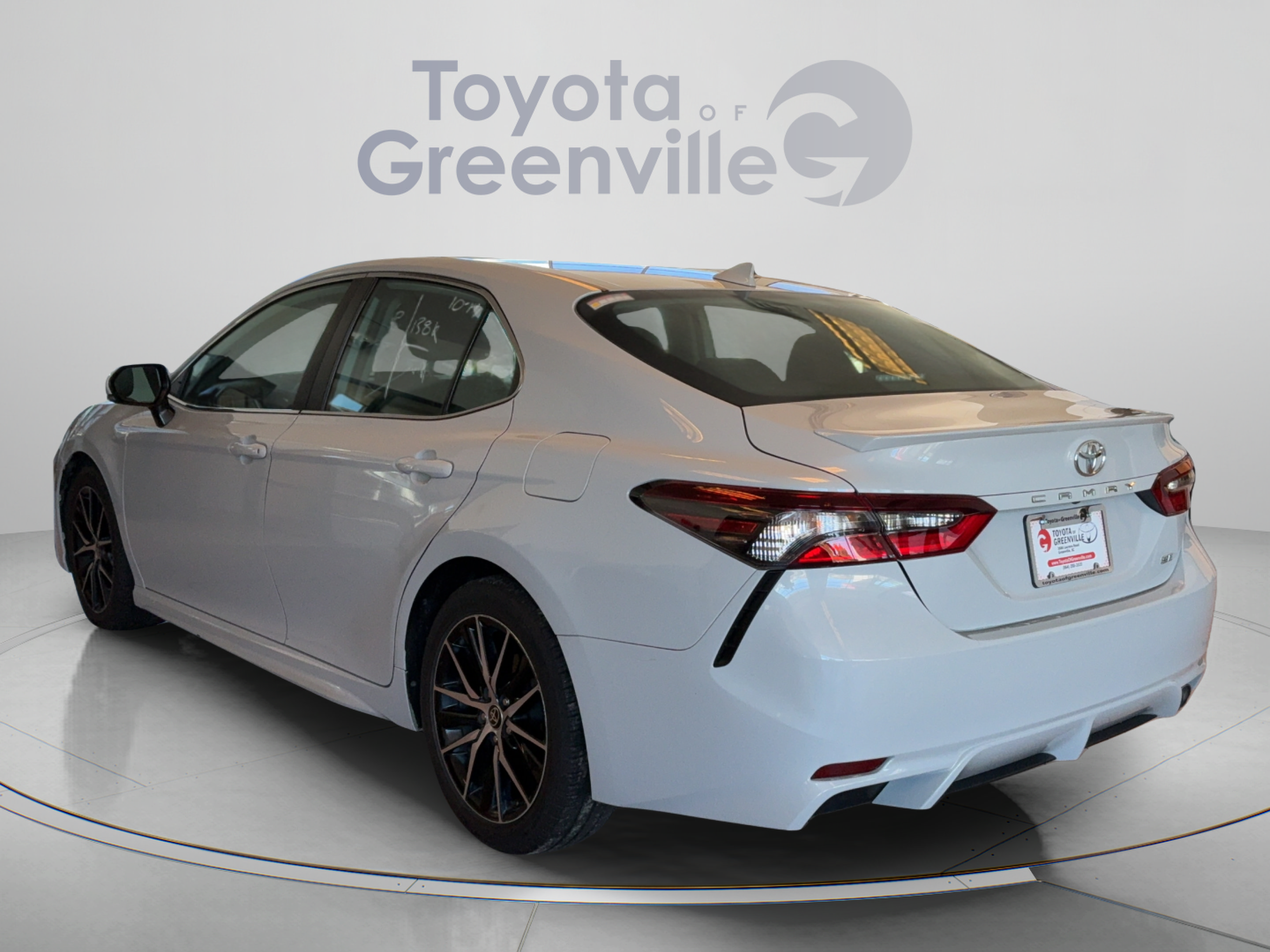 Used 2022 Toyota Camry SE w/ Audio Upgrade Package FWD image 4